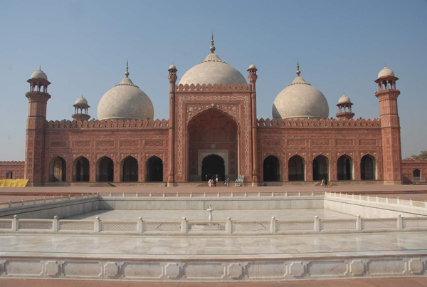 Badshah-e-Mosque Tourist Places In Pakistan To Visit